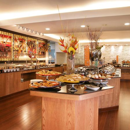 Barcelo Guadalajara Hotel Restaurante foto The buffet at the restaurant