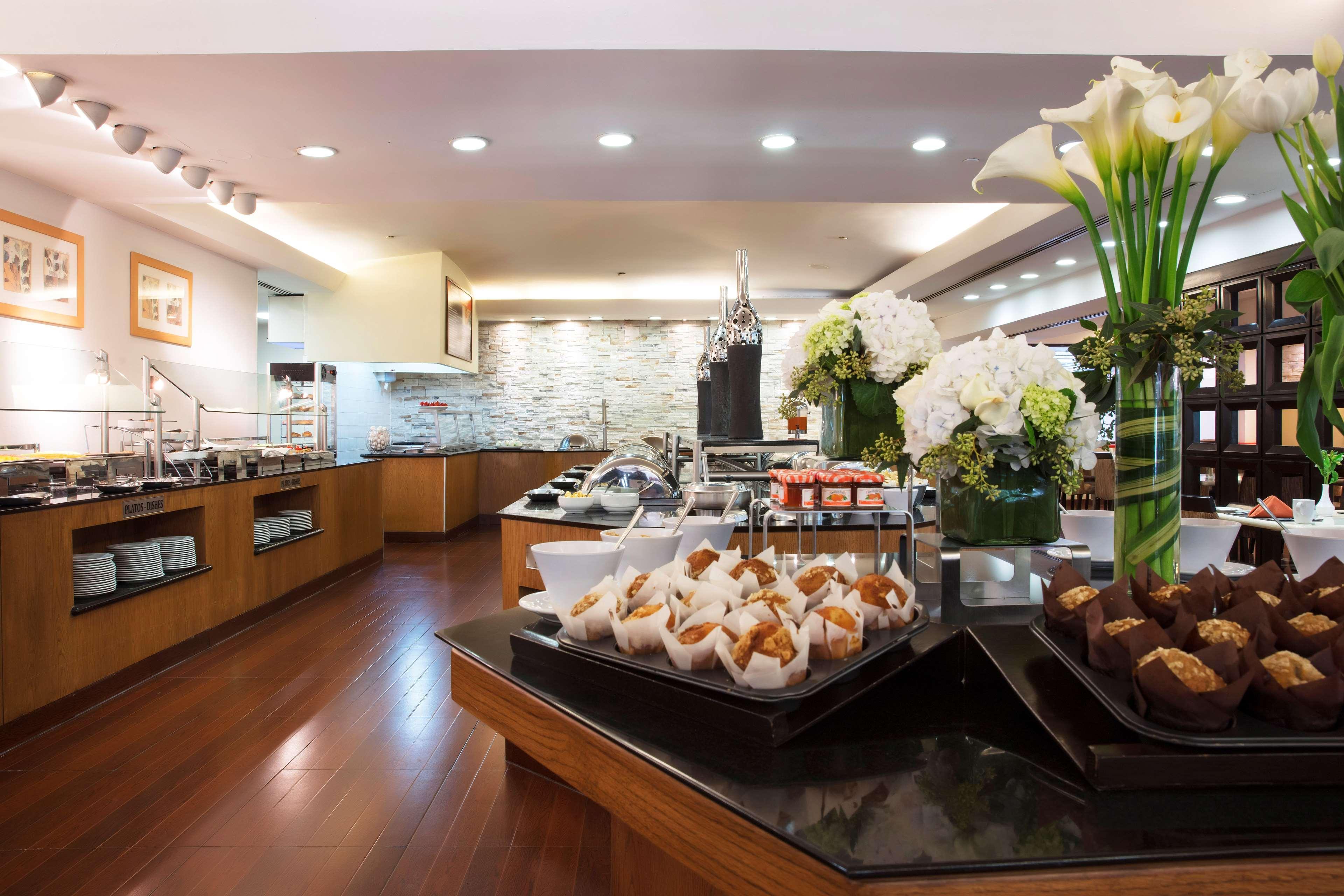 Barcelo Guadalajara Hotel Exterior foto The buffet at the lounge