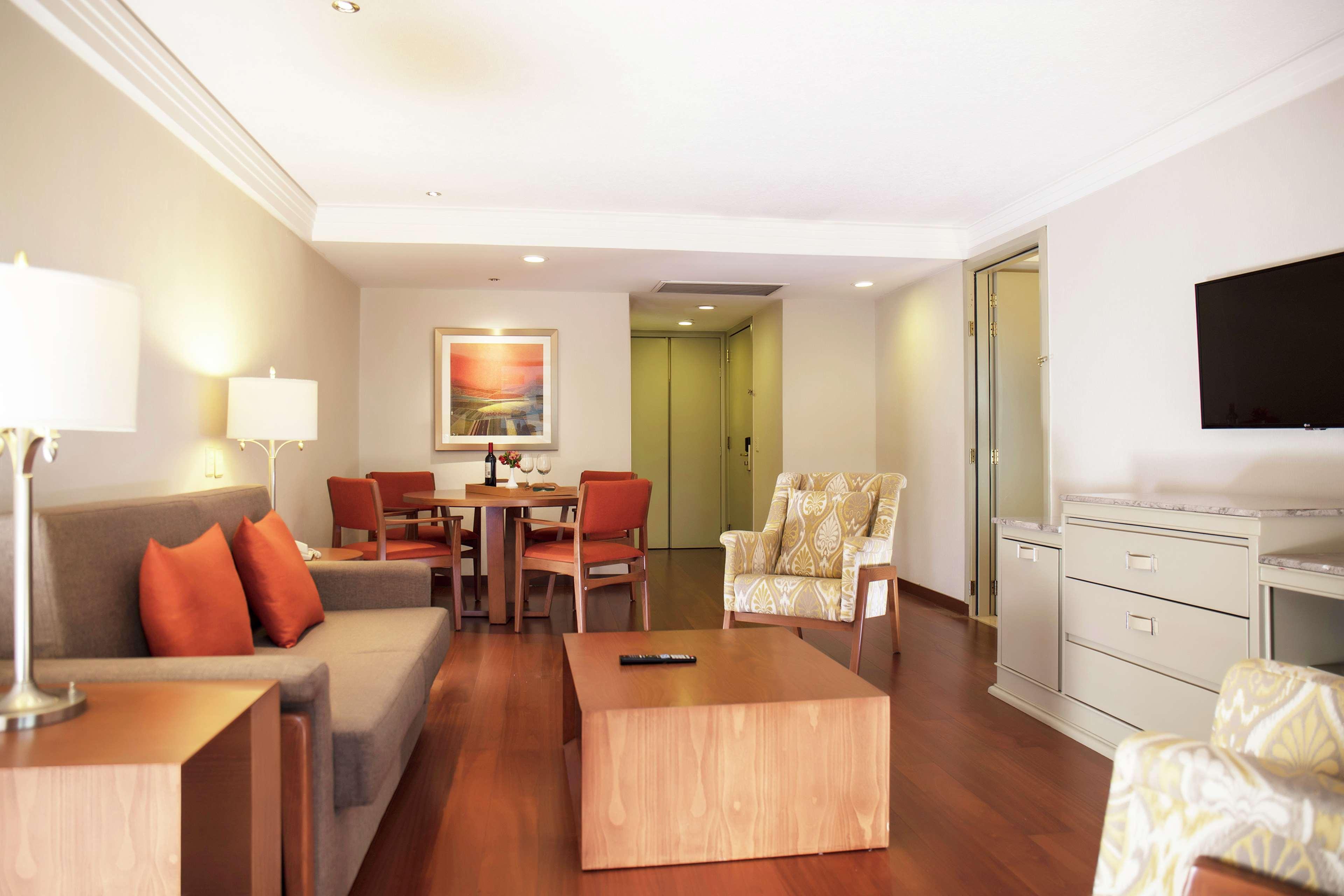 Barcelo Guadalajara Hotel Exterior foto Living room