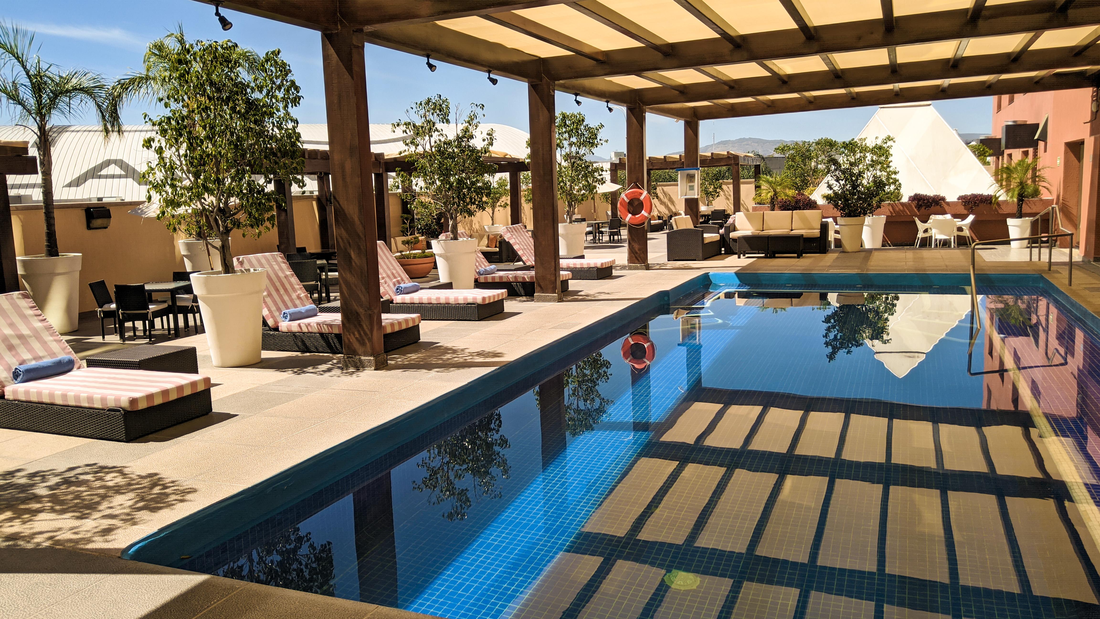 Barcelo Guadalajara Hotel Exterior foto Rooftop pool at the Four Seasons Hotel, Cairo