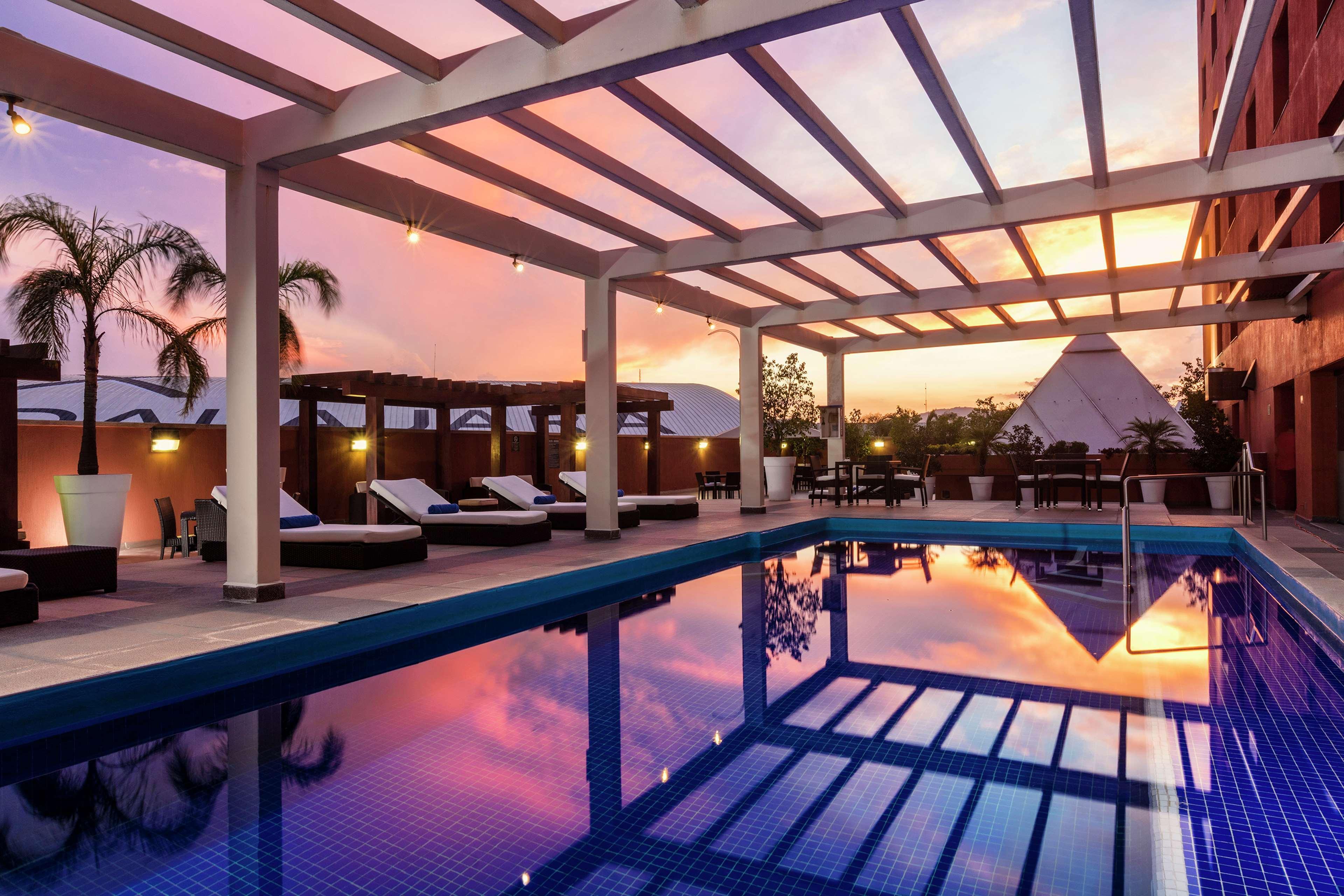 Barcelo Guadalajara Hotel Exterior foto The pool at the hotel