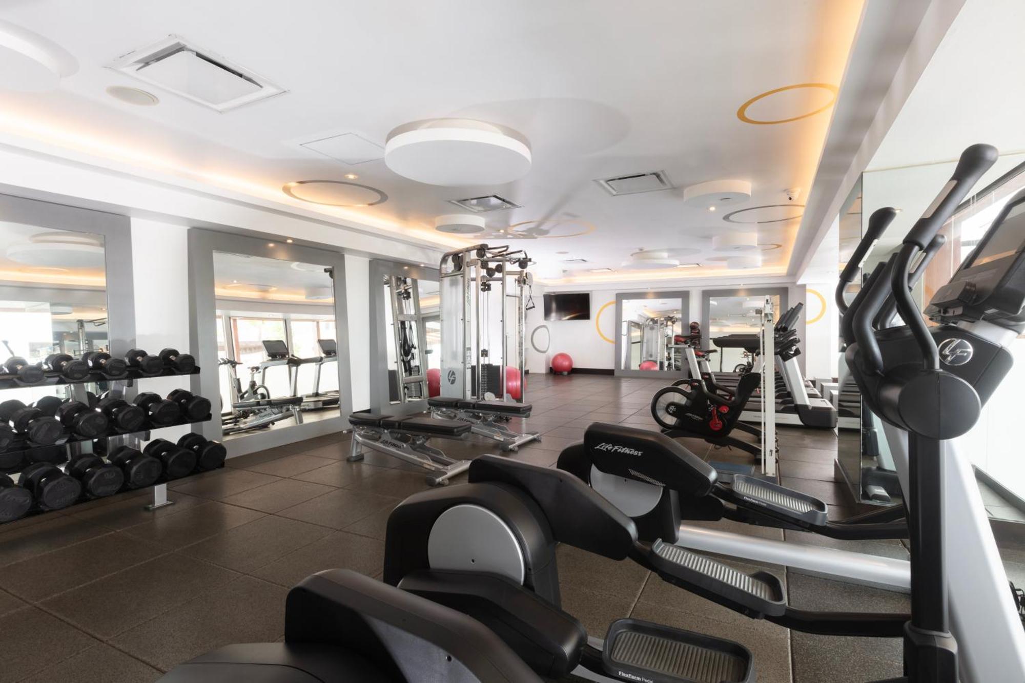 Barcelo Guadalajara Hotel Exterior foto The gym at the hotel