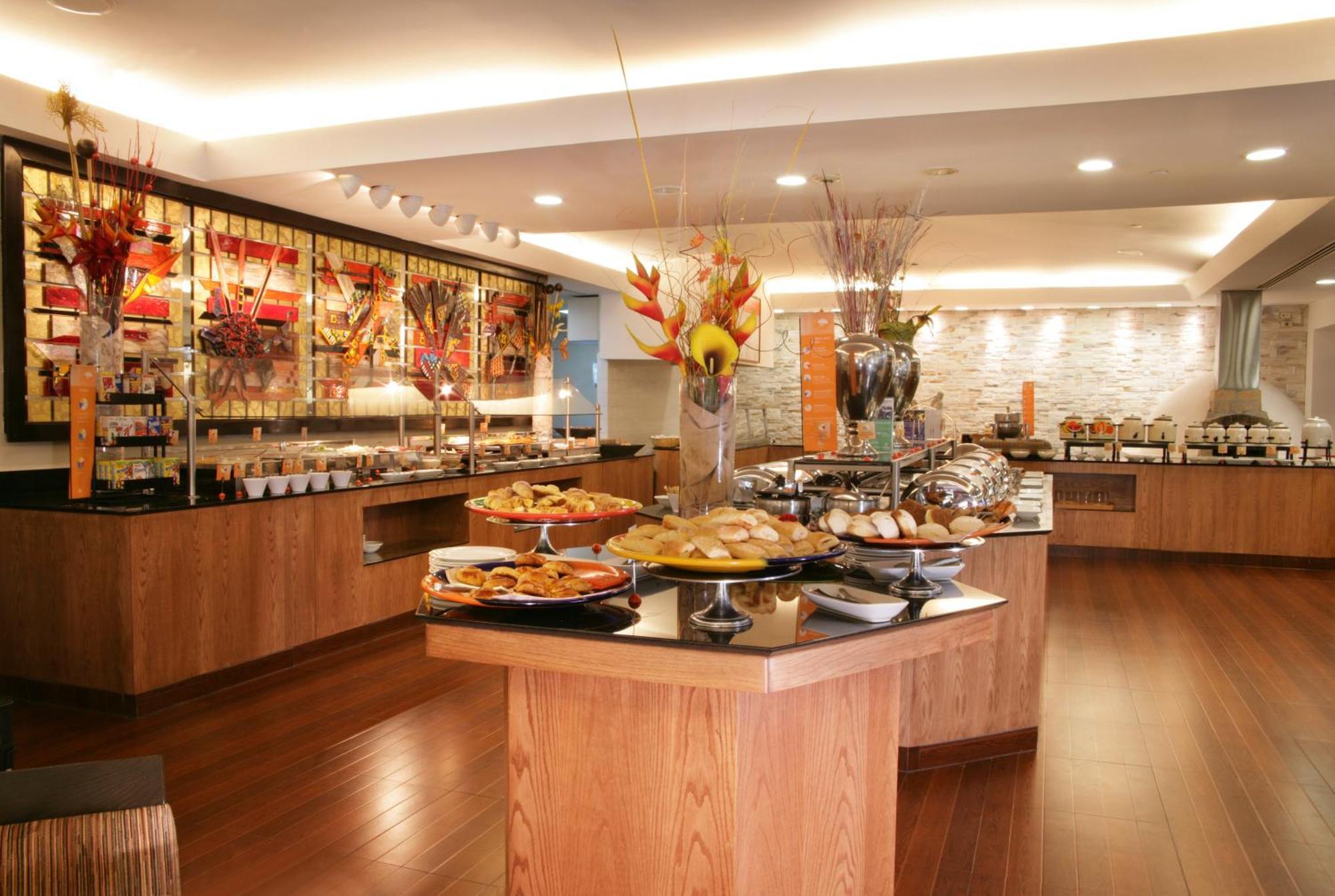 Barcelo Guadalajara Hotel Restaurante foto The buffet at the restaurant